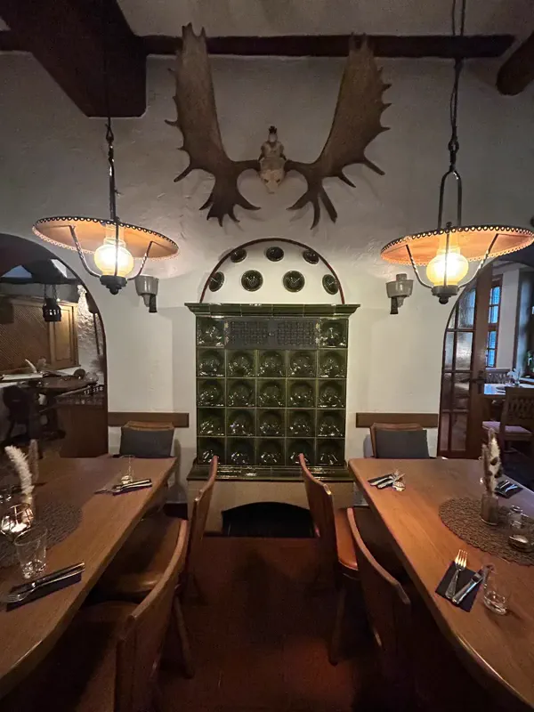 Gastraum mit historischem grünem Kachelofen im Restaurant Alter Posthof
