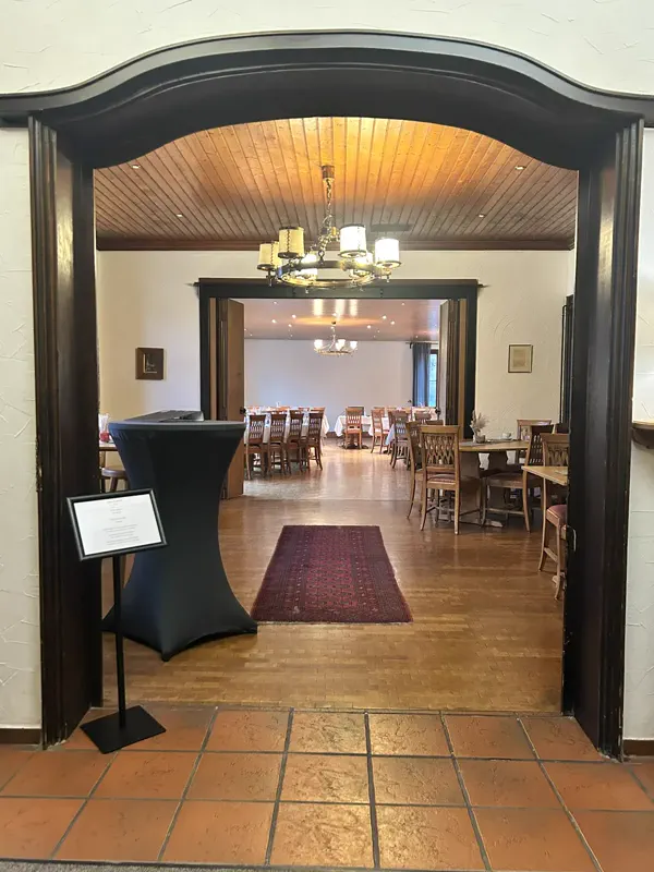 Blick in den Festsaal mit eingedeckten Tafeln für Feiern und Events