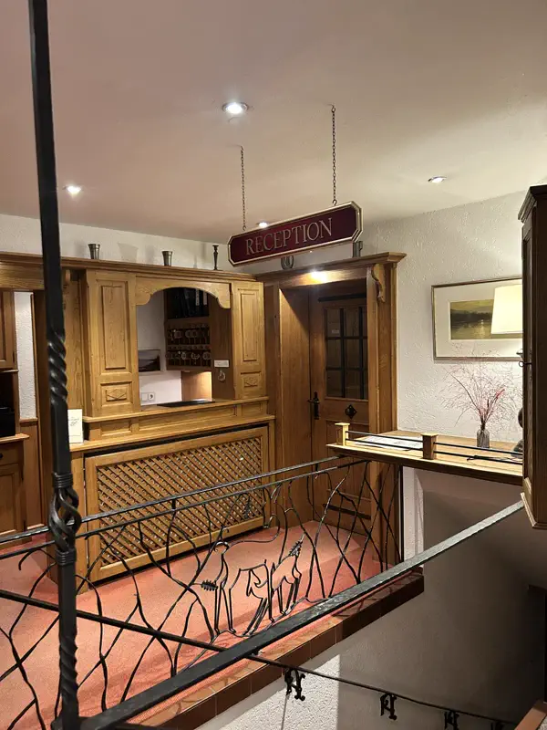 Rezeption des Hotel Alter Posthof mit Empfangstresen aus Holz