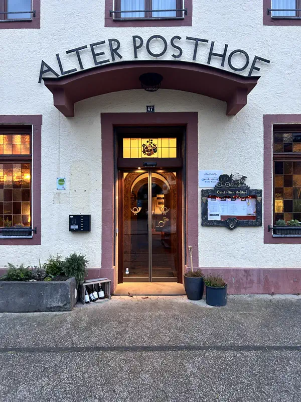 Eingang des Hotel Alter Posthof mit Schriftzug an der historischen Fassade