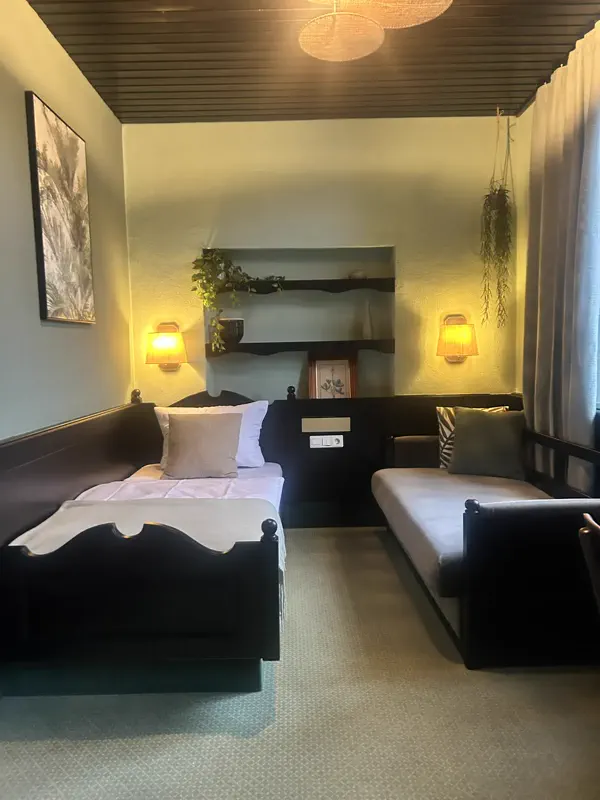 Zimmer mit Einzelbett und gemütlicher Sitzecke